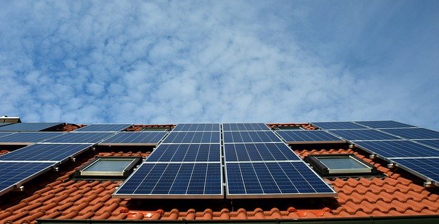 太陽光発電の意味を解説！普及への課題や参入企業の例も紹介します